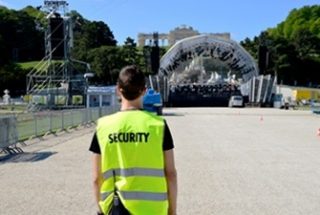 Security vor einer Freiluftbühne